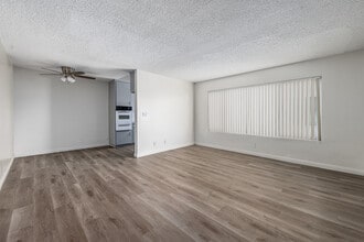 217 W Tujunga Ave in Burbank, CA - Foto de edificio - Interior Photo