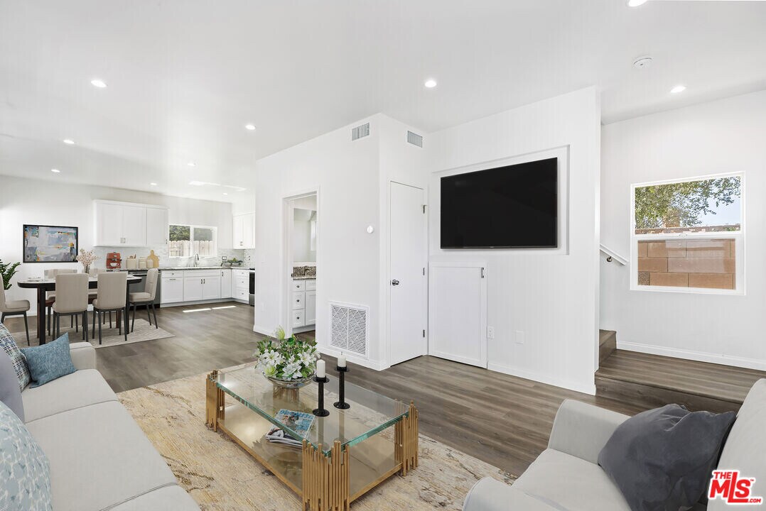 7313 Kentland Ave in Los Angeles, CA - Building Photo