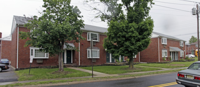 Gilbert Manor in Little Ferry, NJ - Building Photo - Building Photo