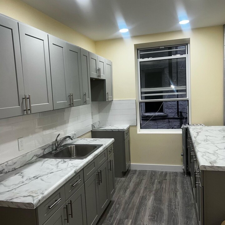 132 E 52nd St in Brooklyn, NY - Building Photo
