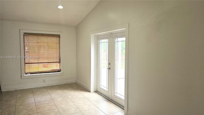 10351 SW 49th St in Miami, FL - Foto de edificio - Building Photo