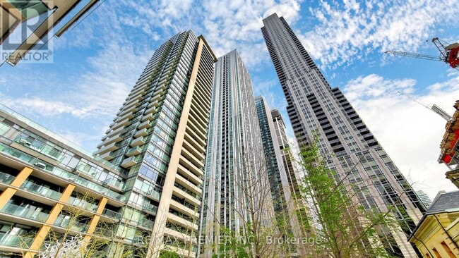 1 Yorkville Ave in Toronto, ON - Building Photo - Building Photo