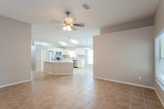 1605 Scotch Pine Dr in Brandon, FL - Foto de edificio - Building Photo