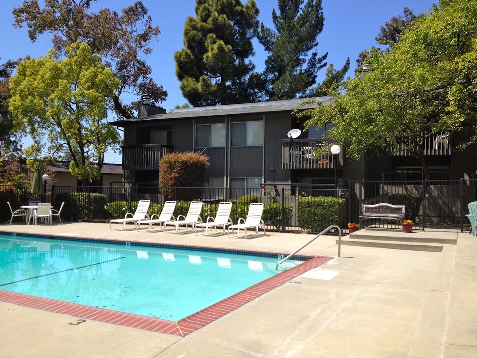 Kelly Green Apartments in Hayward, CA - Building Photo