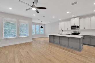 13689 Giovannis Gdn in San Antonio, TX - Building Photo - Building Photo