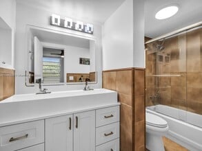 8401 Lagos De Campo Blvd in Tamarac, FL - Building Photo - Building Photo