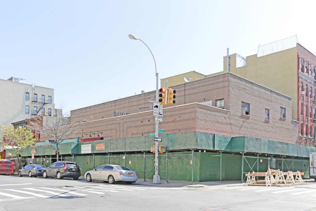 227 Roebling St in Brooklyn, NY - Building Photo