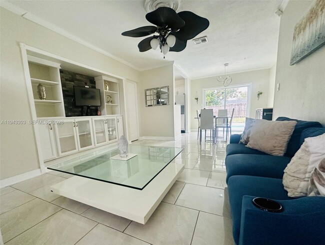 7021 Scott St in Hollywood, FL - Building Photo - Building Photo