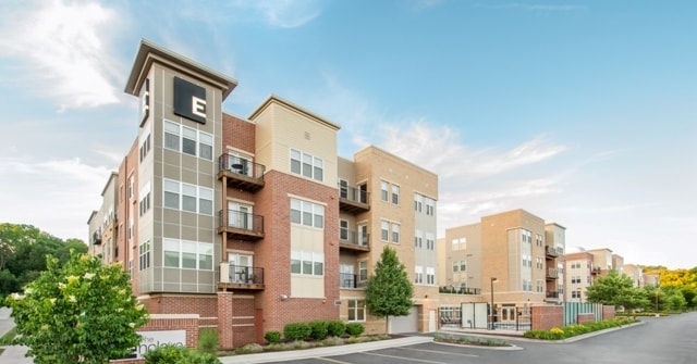 The Enclave Luxury Apartments in Wauwatosa, WI - Foto de edificio