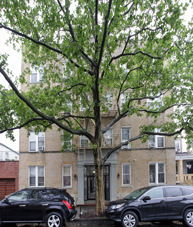 Harding Court in Brooklyn, NY - Foto de edificio - Building Photo