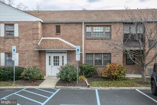 154 Woodstream Dr in Norristown, PA - Building Photo