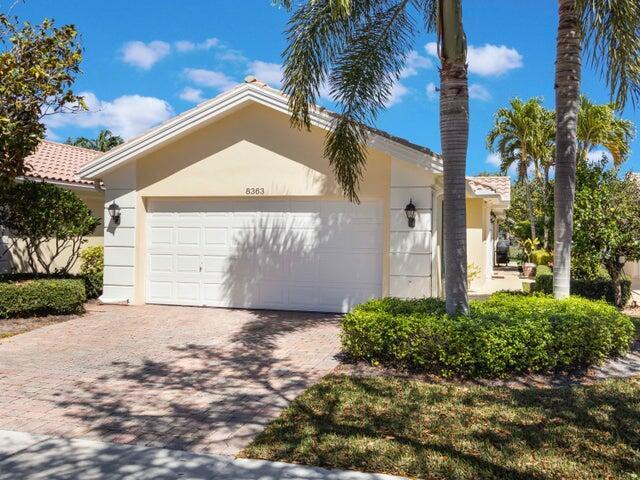 8363 Cozumel Ln in Wellington, FL - Building Photo