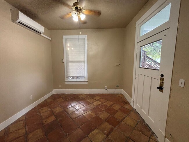 241 Post Ave in San Antonio, TX - Foto de edificio - Building Photo