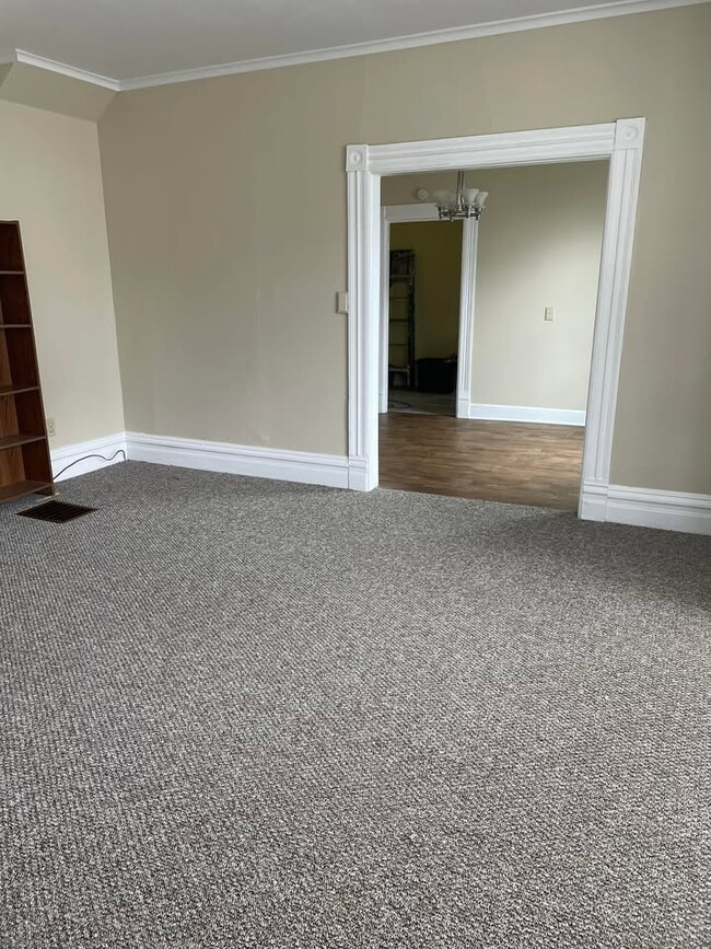 115 S Wisconsin St, Unit Lower Unit in Elkhorn, WI - Foto de edificio - Building Photo