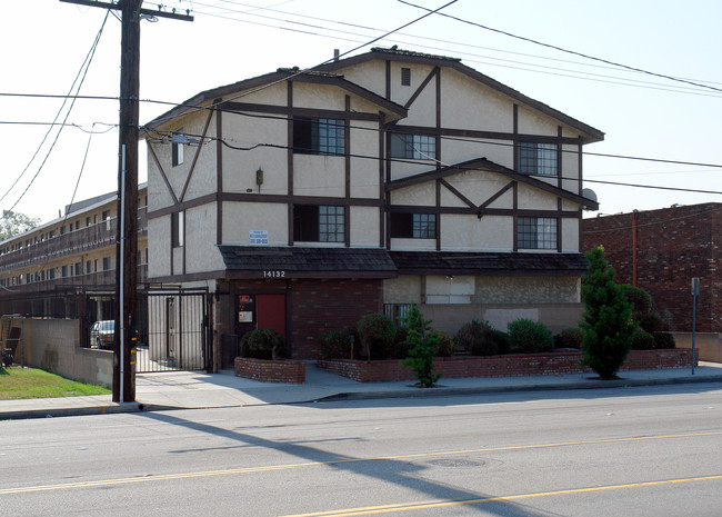 14132 Prairie Ave in Hawthorne, CA - Building Photo - Building Photo