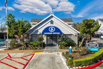 Stonehaven at the Galleria in Houston, TX - Building Photo - Building Photo