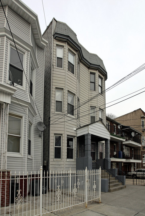 18 Poplar St in Jersey City, NJ - Building Photo