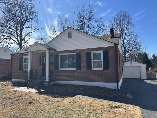 1475 W Duchesne Dr in Florissant, MO - Building Photo - Building Photo