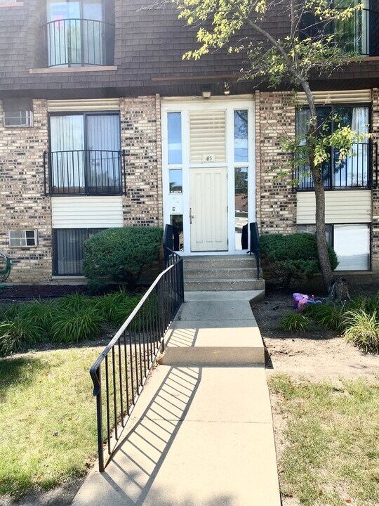 185 N Waters Edge Dr in Glendale Heights, IL - Building Photo