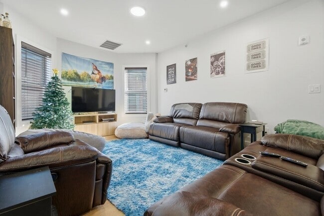 97 Hillside St, Unit 3 in Boston, MA - Foto de edificio - Building Photo