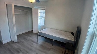 93 Bayview Ave in Bristol, RI - Building Photo - Building Photo