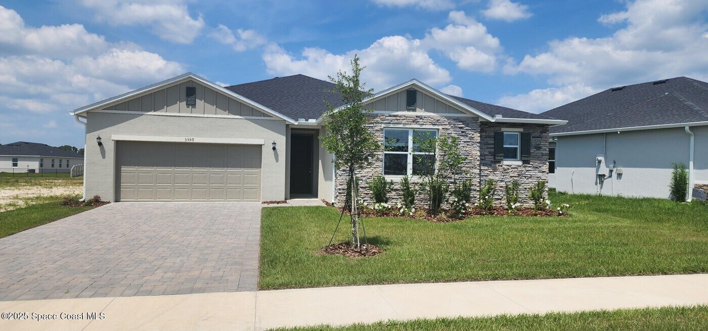 3559 Grappler Cir SE in Palm Bay, FL - Foto de edificio