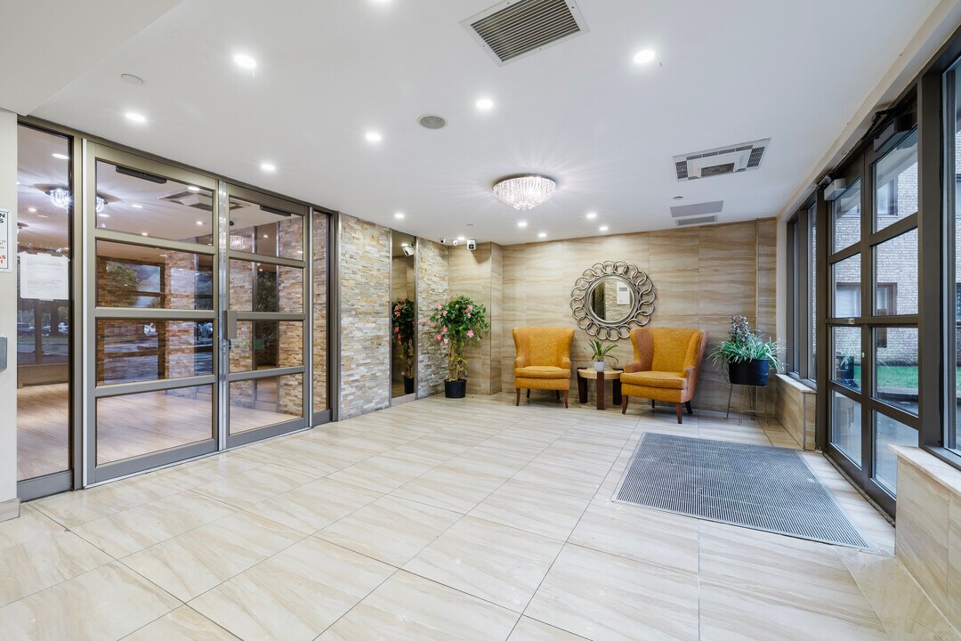 Place Des Vosges in Cote-St-Luc, QC - Building Photo