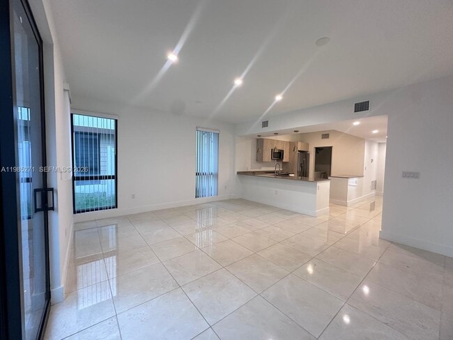 5481 W Oak Wy in Davie, FL - Building Photo - Building Photo