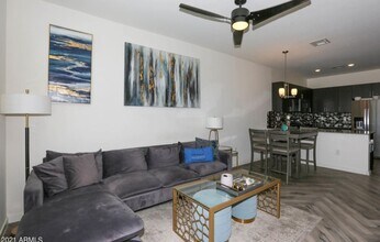 2321 E Huntington Dr in Phoenix, AZ - Foto de edificio - Building Photo