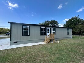 305 W Broadway Ave in Ponca City, OK - Building Photo