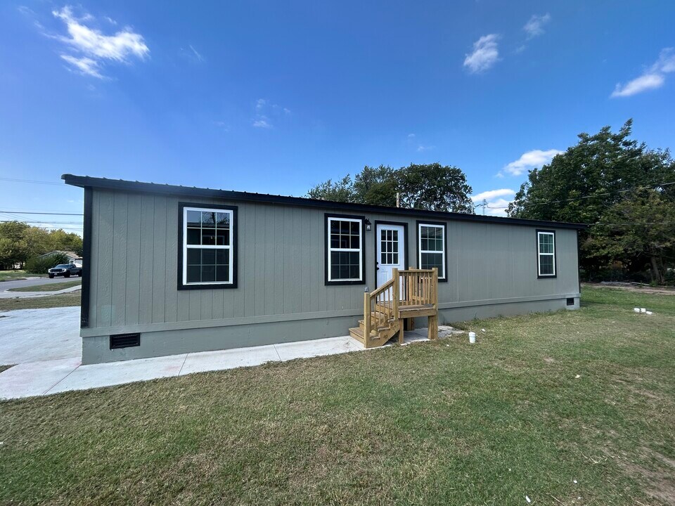 305 W Broadway Ave in Ponca City, OK - Building Photo