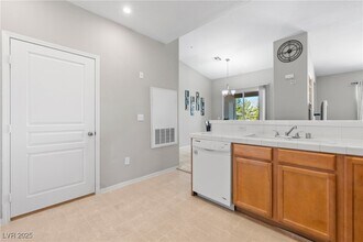 1012 Domnus Ln in Las Vegas, NV - Building Photo - Building Photo