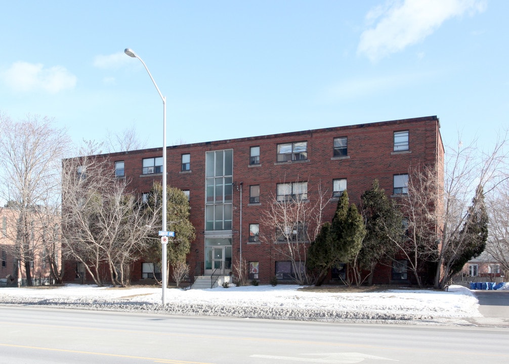 747 Brant St in Burlington, ON - Building Photo