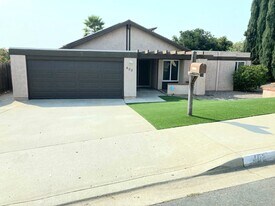 402 Paseo Alegre in San Marcos, CA - Building Photo