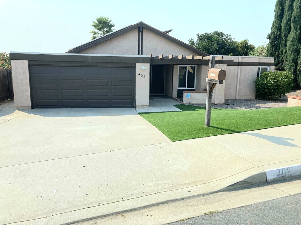 402 Paseo Alegre in San Marcos, CA - Building Photo