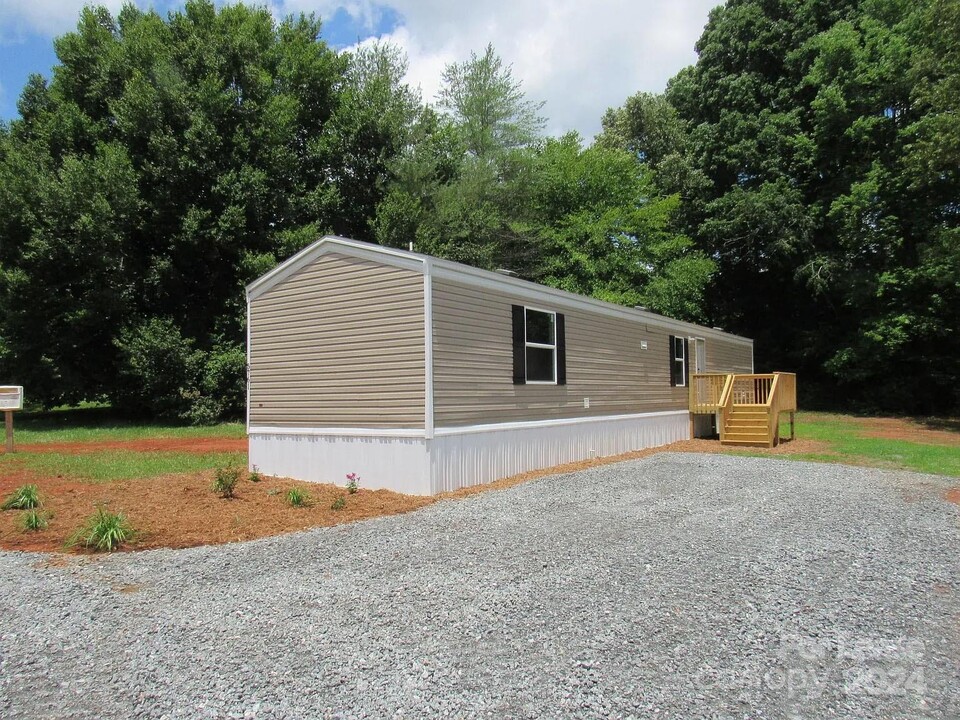 5761 Pea Ridge Rd in Rutherfordton, NC - Building Photo