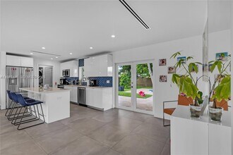 10471 SW 164th St in Miami, FL - Foto de edificio - Building Photo