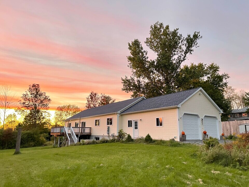 12 Peregrine Way, Unit apartment in Ithaca, NY - Foto de edificio