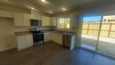 2096 Shady Tree Cir in Roseville, CA - Building Photo - Building Photo