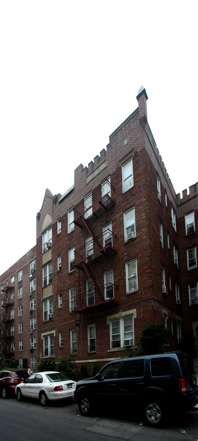 140-19 Beech Ave in Flushing, NY - Foto de edificio - Building Photo