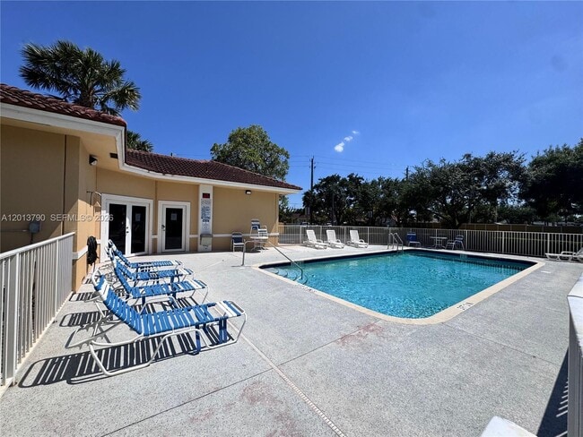 9909 Westwood Dr in Tamarac, FL - Building Photo - Building Photo
