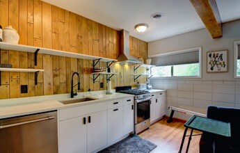 16475 Fairway Dr, Unit Basement Apt 1 bedroom in Burlington, WA - Foto de edificio - Building Photo