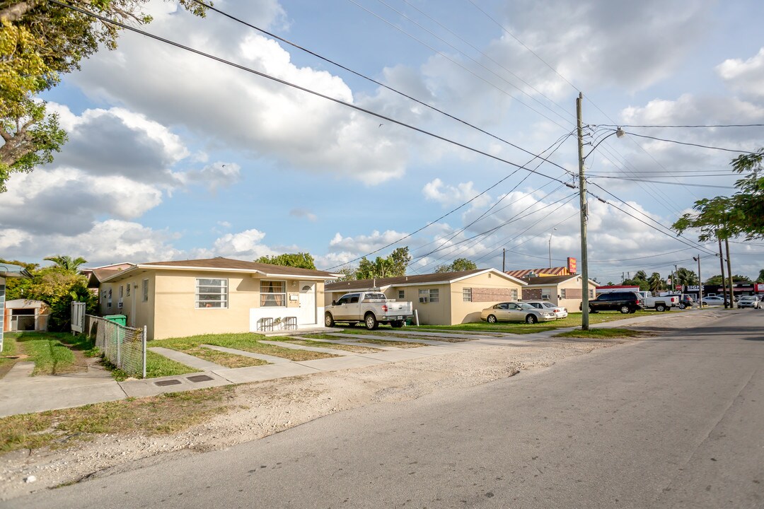 DESMOND A VERSTRAATE APARTMENTS in Miami, FL - Building Photo