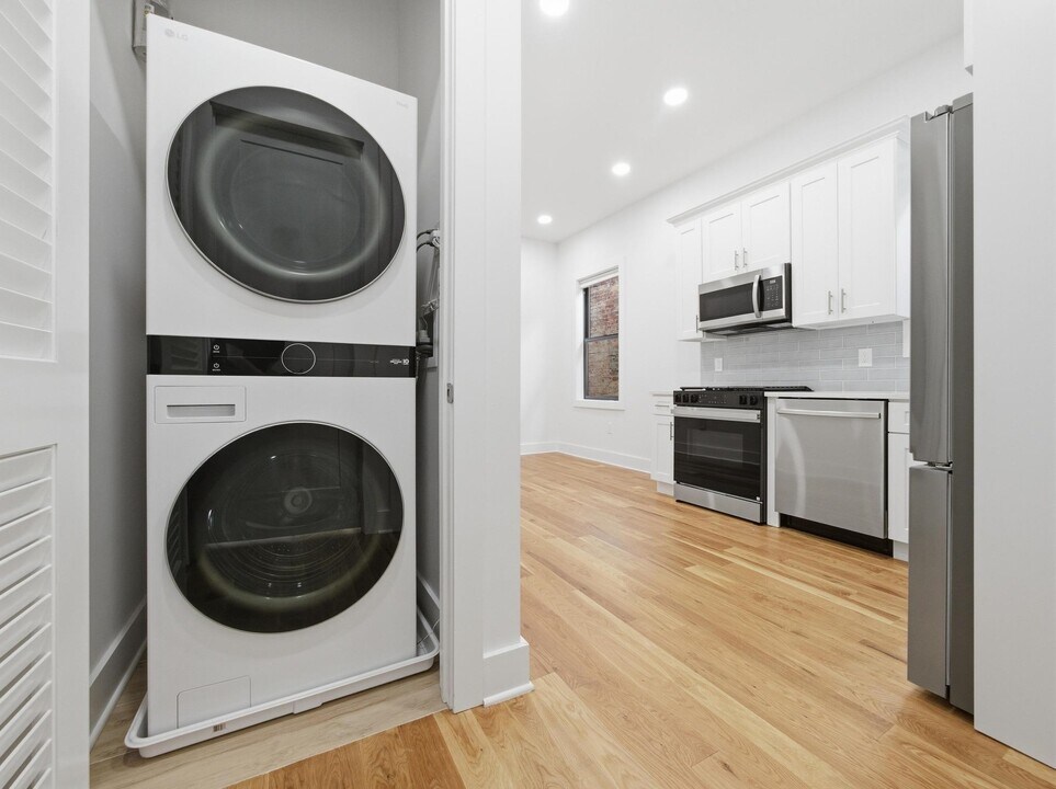 858 West Side Ave in Jersey City, NJ - Building Photo