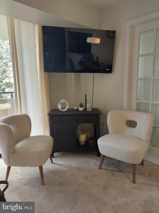 1808 Old Meadow Rd in McLean, VA - Building Photo