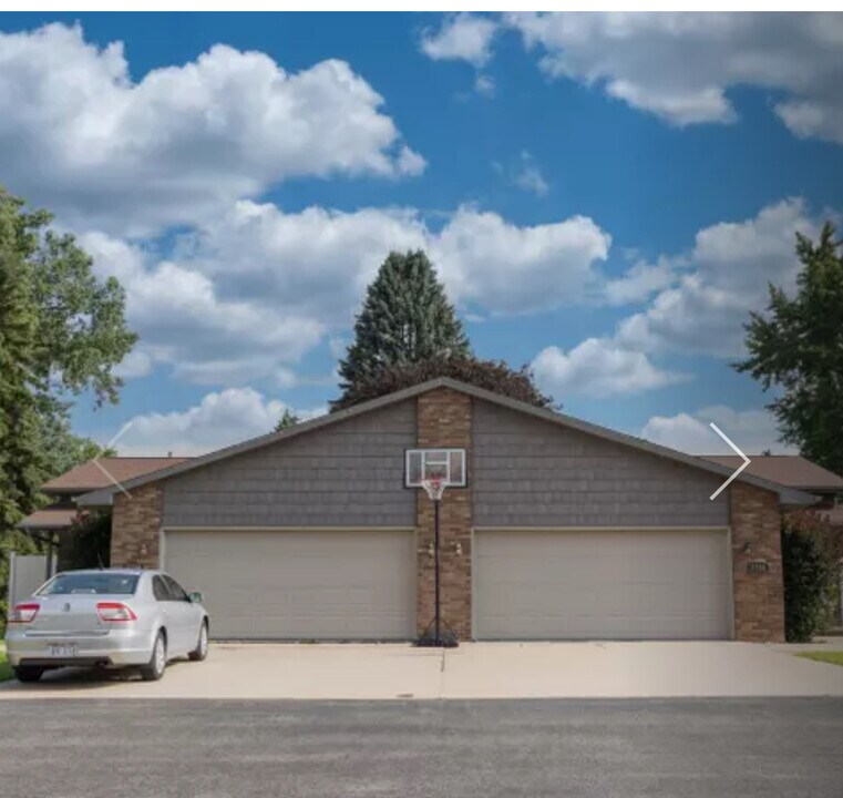 2750 W Parkmoor Ct in Appleton, WI - Building Photo