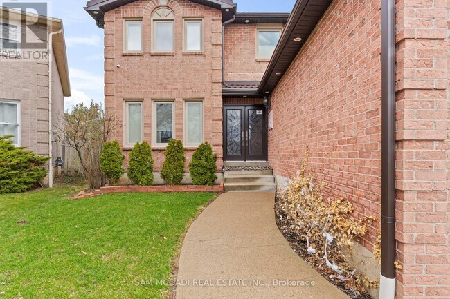 1527 Chiddingstone Cir in Mississauga, ON - Building Photo - Building Photo