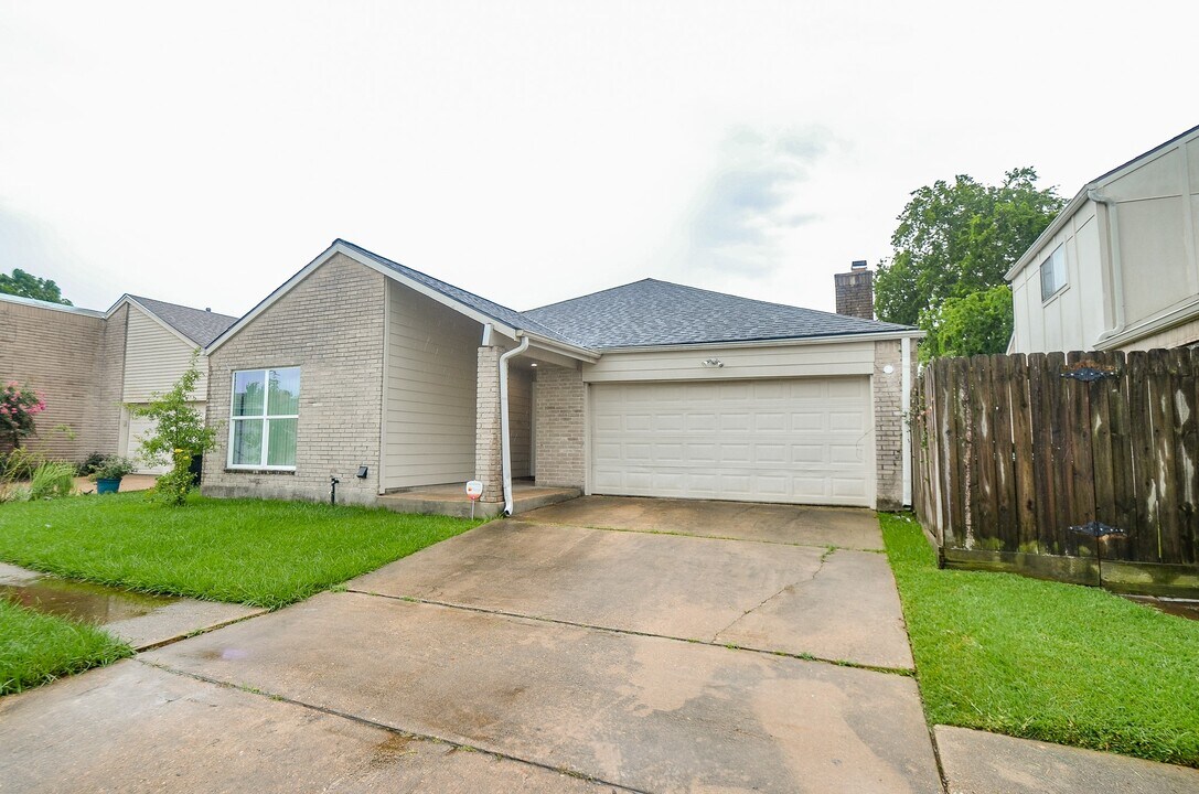 7703 Quail Meadow Dr in Houston, TX - Building Photo
