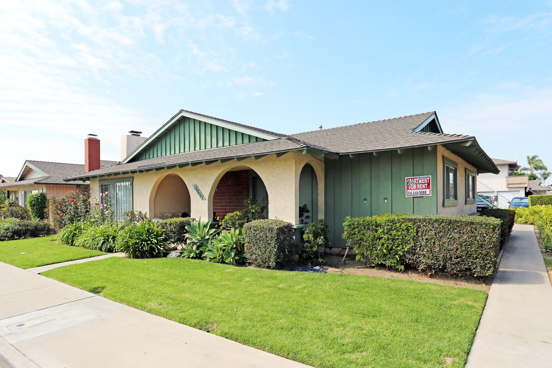 16661 Tunstall Ln in Huntington Beach, CA - Building Photo