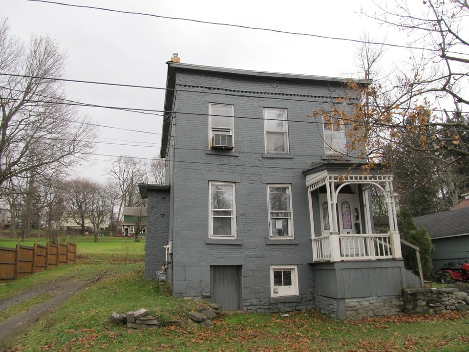 12 Prospect St in Canajoharie, NY - Building Photo